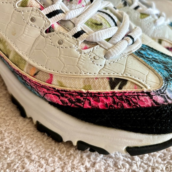 Ladies Skechers D’Lites air-cooled memory foam athletic shoes - Picture 10 of 16